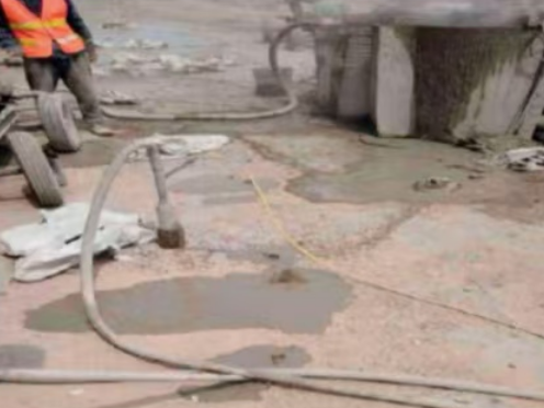 巴音郭楞水泥混凝土路面板底注浆技术 路面脱空注浆整治方案